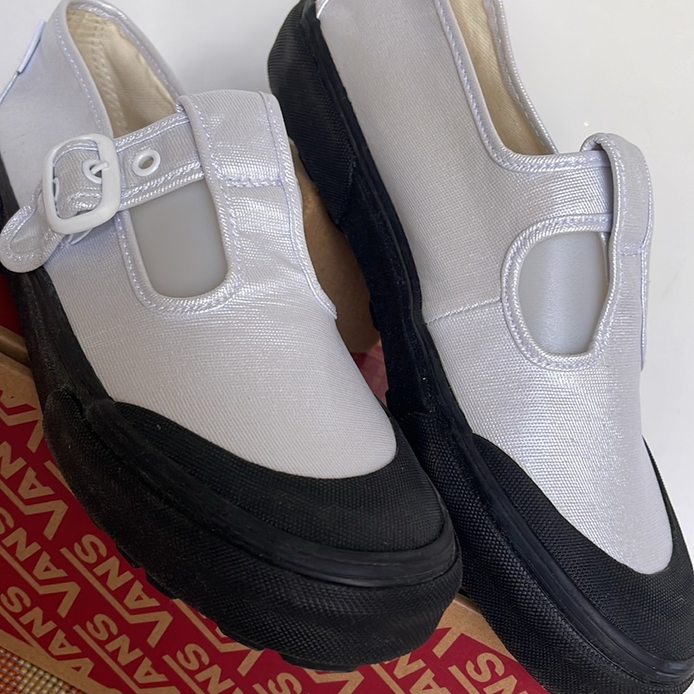 Vans WMNS Style 93
Coated Canvas True White
VN0A3XTJW00
Sneakers - Picture 7 of 16